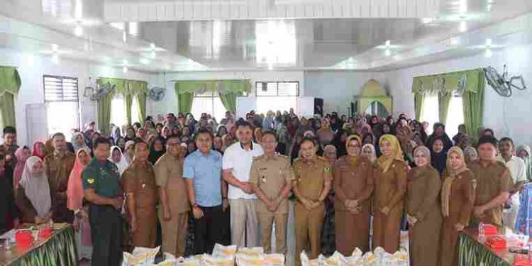 Bupati Tapsel Serahkan Bantuan Pangan ke KPM