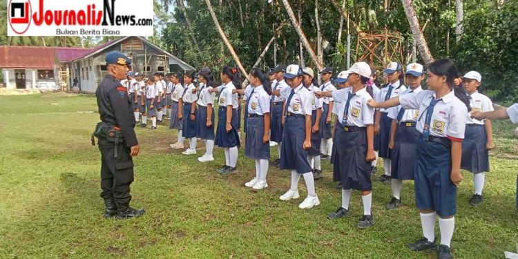 Brimob Polda Sumut Latih Disiplin Dan Semangat Nasionalisme di SMPN 5 Gunungsitoli