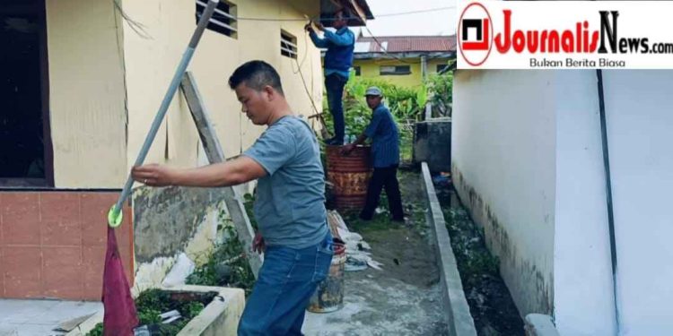 Dalam Rangka Mengemban Jabatan Baru, Kanit Reskrim Polsek Belawan Melakukan Bersih-Bersih Ruangan Kerja